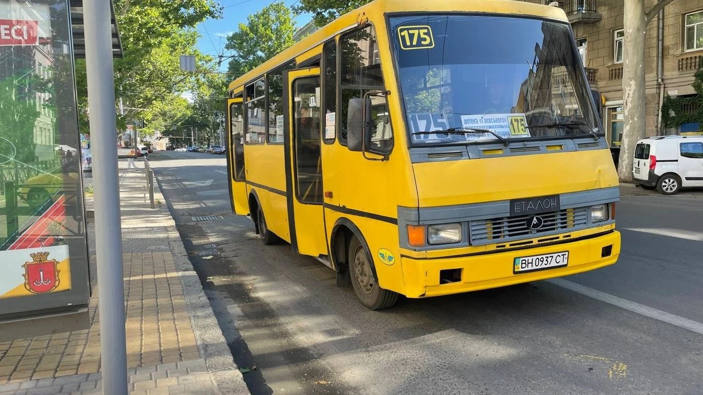 Жовта маршрутка номер 175 на вулиці міста Одеса