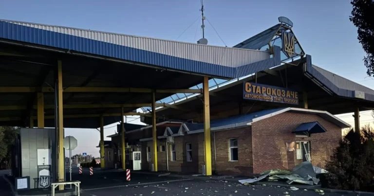Пошкоджений пункт пропуску Старокозаче з уламками після удару