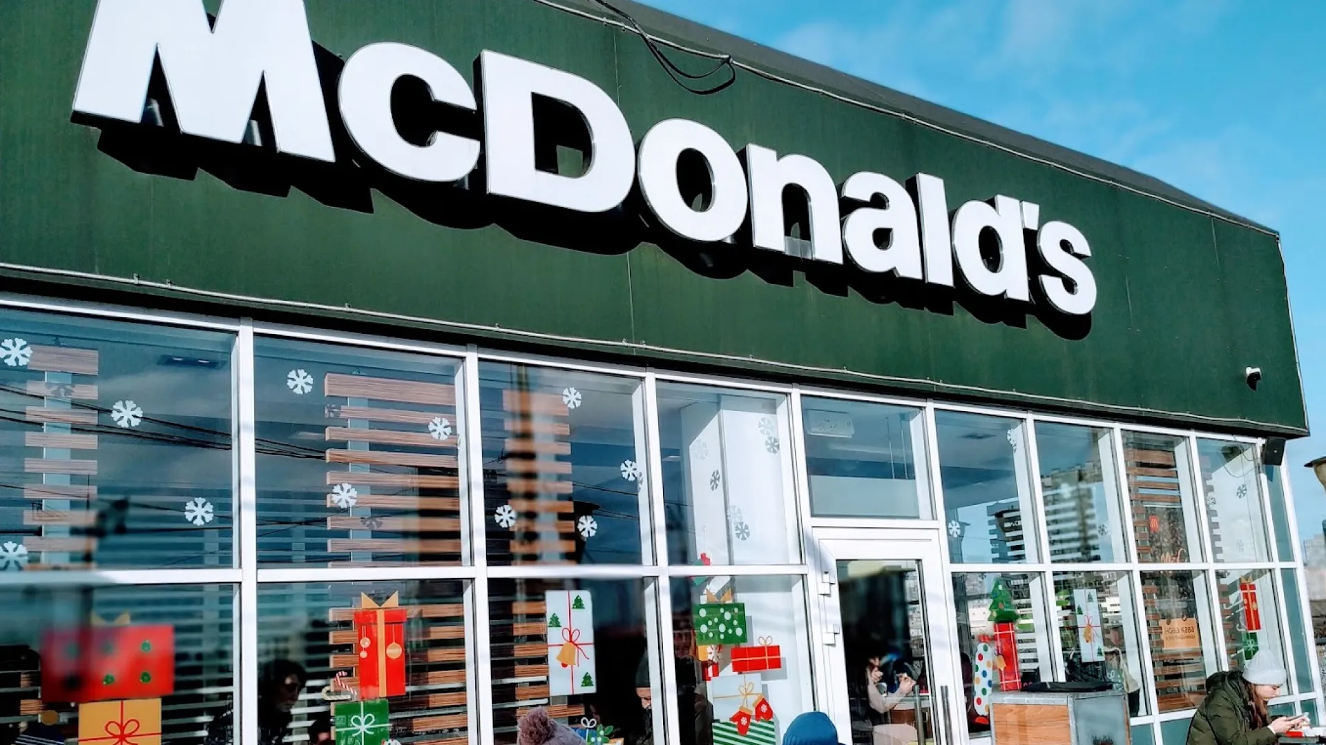Фасад McDonalds в Одесі з новорічними подарунками та сніжинками на вікнах